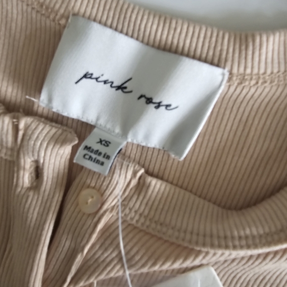 Sleeveless Ribbed Button Down Top - Picture 3 of 4